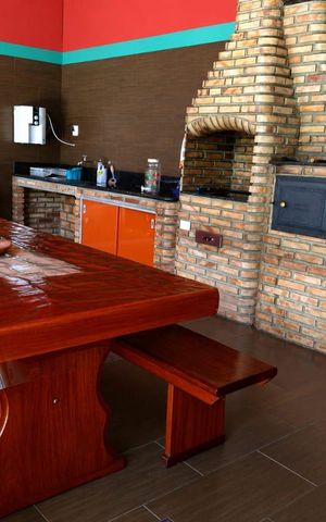 Casa à venda com 485m², 4 quartos e 3 vagas Casa à venda com 485m², 4 quartos e 3 vagasÁrea externa
