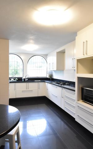 Casa para alugar com 650m², 5 quartos e 5 vagasCozinha