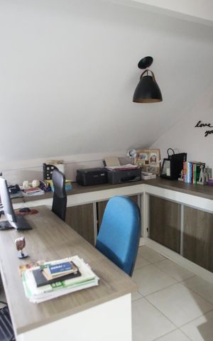 Casa de condomínio à venda com 232m², 4 quartos e 3 vagasEscritório