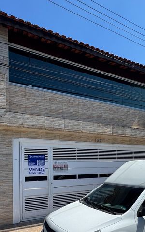 Casa à venda com 185m², 3 quartos e 2 vagas Casa à venda com 185m², 3 quartos e 2 vagasFachada