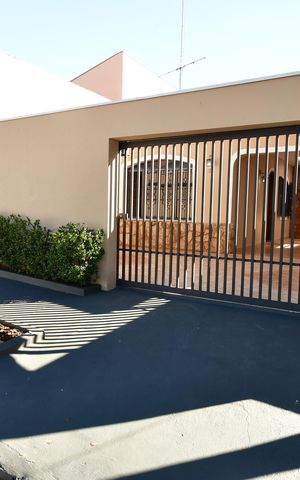 Casa para alugar com 200m², 4 quartos e 3 vagasFachada
