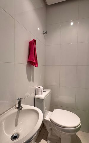 Apartamento à venda com 364m², 4 quartos e 3 vagas Apartamento à venda com 364m², 4 quartos e 3 vagasCozinha e Área de Serviço - Banheiro