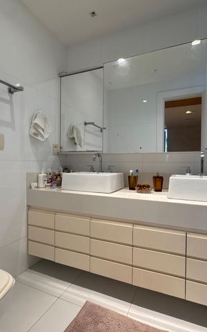 Apartamento à venda com 364m², 4 quartos e 3 vagas Apartamento à venda com 364m², 4 quartos e 3 vagasBanheiro da Suíte 2