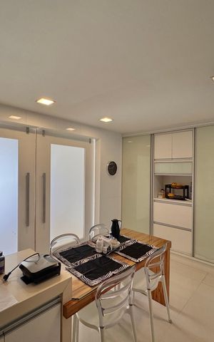 Apartamento à venda com 364m², 4 quartos e 3 vagas Apartamento à venda com 364m², 4 quartos e 3 vagasCozinha e Área de Serviço