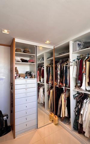 Apartamento à venda com 364m², 4 quartos e 3 vagas Apartamento à venda com 364m², 4 quartos e 3 vagasCloset da Suíte 2