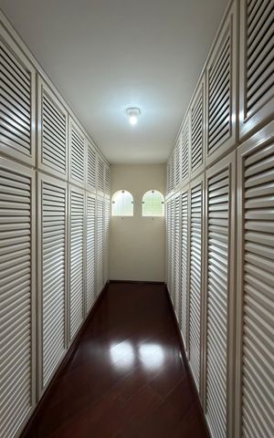 Casa à venda com 586m², 4 quartos e 6 vagas Casa à venda com 586m², 4 quartos e 6 vagasSuíte 1 Closet