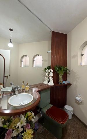 Casa à venda com 586m², 4 quartos e 6 vagas Casa à venda com 586m², 4 quartos e 6 vagasLavabo