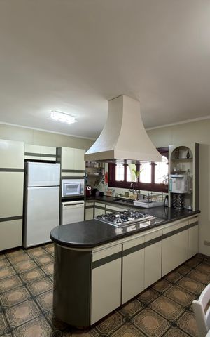 Casa à venda com 586m², 4 quartos e 6 vagas Casa à venda com 586m², 4 quartos e 6 vagasCozinha