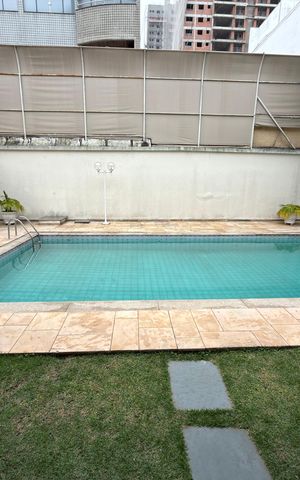 Casa à venda com 586m², 4 quartos e 6 vagas Casa à venda com 586m², 4 quartos e 6 vagas Piscina
