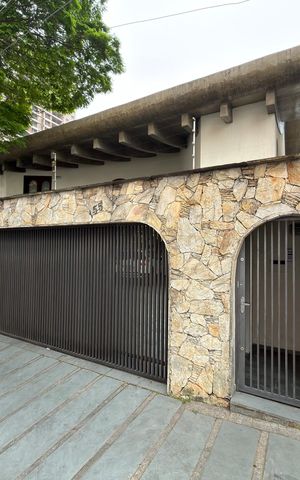 Casa à venda com 586m², 4 quartos e 6 vagas Casa à venda com 586m², 4 quartos e 6 vagasFachada
