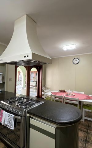 Casa à venda com 586m², 4 quartos e 6 vagas Casa à venda com 586m², 4 quartos e 6 vagasCozinha