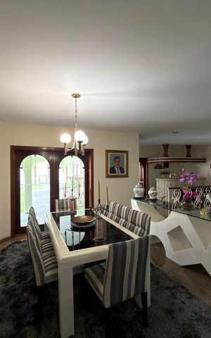 Casa à venda com 586m², 4 quartos e 6 vagas Casa à venda com 586m², 4 quartos e 6 vagasSala