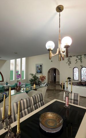 Casa à venda com 586m², 4 quartos e 6 vagas Casa à venda com 586m², 4 quartos e 6 vagasSala