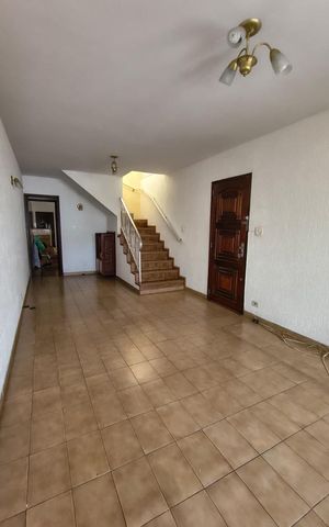 Casa à venda com 168m², 3 quartos e 2 vagas Casa à venda com 168m², 3 quartos e 2 vagasSala