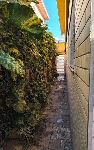 Casa à venda com 168m², 3 quartos e 2 vagas Casa à venda com 168m², 3 quartos e 2 vagasÁrea externa
