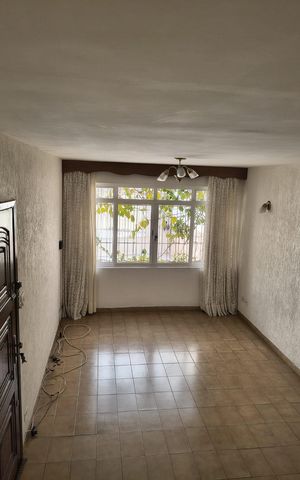 Casa à venda com 168m², 3 quartos e 2 vagas Casa à venda com 168m², 3 quartos e 2 vagasSala