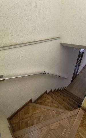 Casa à venda com 168m², 3 quartos e 2 vagas Casa à venda com 168m², 3 quartos e 2 vagasEscada