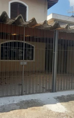 Casa para alugar com 170m², 2 quartos e 2 vagas Casa para alugar com 170m², 2 quartos e 2 vagasFachada