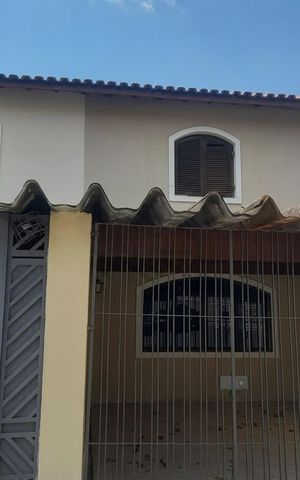 Casa para alugar com 170m², 2 quartos e 2 vagas Casa para alugar com 170m², 2 quartos e 2 vagasFachada