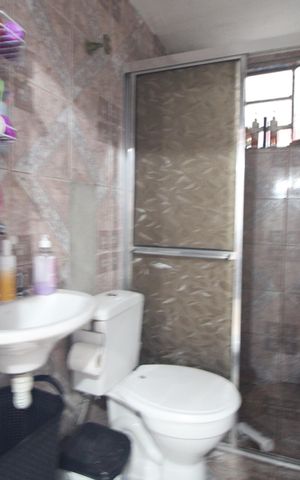 Casa à venda com 363m², 2 quartos e 2 vagasBanheiro / casa 2