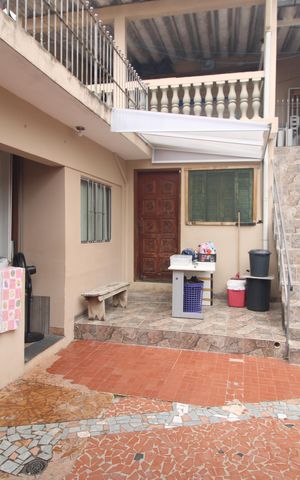 Casa à venda com 150m², 3 quartos e 3 vagasFundos da casa