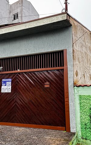 Casa para alugar com 171m², 2 quartos e 2 vagas Casa para alugar com 171m², 2 quartos e 2 vagasFachada