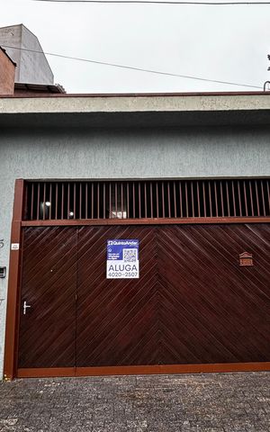 Casa para alugar com 171m², 2 quartos e 2 vagas Casa para alugar com 171m², 2 quartos e 2 vagasFachada