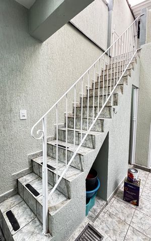 Casa para alugar com 171m², 2 quartos e 2 vagas Casa para alugar com 171m², 2 quartos e 2 vagasEscada