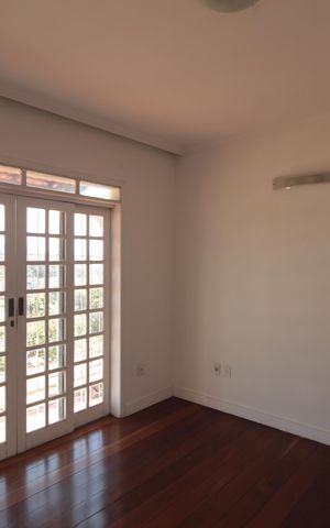 Casa à venda com 360m², 3 quartos e 3 vagasSuite