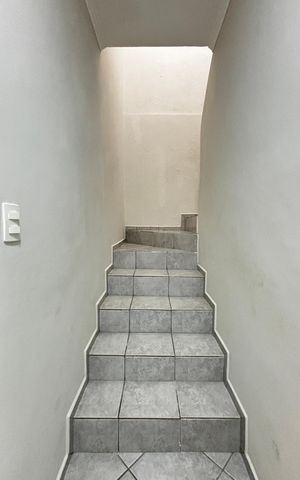Casa à venda com 198m², 3 quartos e 5 vagas Casa à venda com 198m², 3 quartos e 5 vagasEscada
