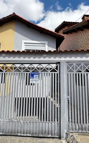 Casa à venda com 198m², 3 quartos e 5 vagas Casa à venda com 198m², 3 quartos e 5 vagasFachada