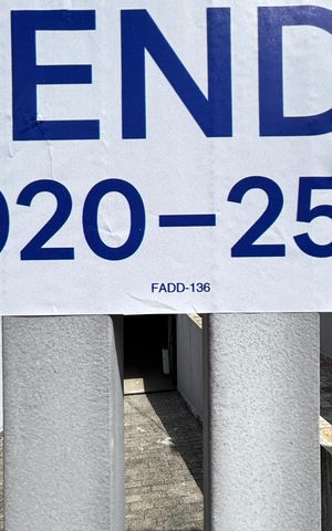 Casa à venda com 198m², 3 quartos e 5 vagas Casa à venda com 198m², 3 quartos e 5 vagasFachada