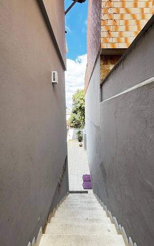 Casa à venda com 198m², 3 quartos e 5 vagas Casa à venda com 198m², 3 quartos e 5 vagasCorredor