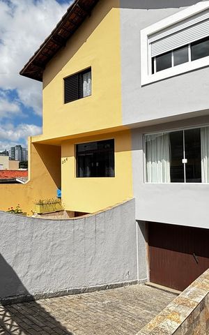 Casa à venda com 198m², 3 quartos e 5 vagas Casa à venda com 198m², 3 quartos e 5 vagasGaragem