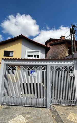 Casa à venda com 198m², 3 quartos e 5 vagas Casa à venda com 198m², 3 quartos e 5 vagasFachada