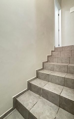 Casa à venda com 198m², 3 quartos e 5 vagas Casa à venda com 198m², 3 quartos e 5 vagasEscada