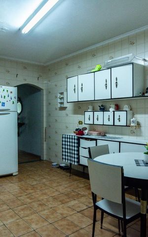 Casa à venda com 170m², 3 quartos e 3 vagas Casa à venda com 170m², 3 quartos e 3 vagasCozinha