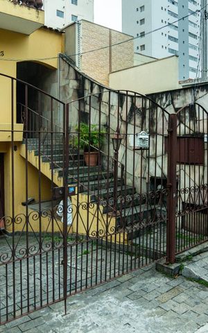 Casa à venda com 170m², 3 quartos e 3 vagas Casa à venda com 170m², 3 quartos e 3 vagasFachada