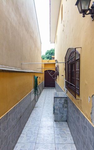 Casa à venda com 170m², 3 quartos e 3 vagas Casa à venda com 170m², 3 quartos e 3 vagasÁrea externa
