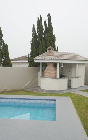 Casa de condomínio à venda com 406m², 3 quartos e 6 vagas Casa de condomínio à venda com 406m², 3 quartos e 6 vagasPiscina