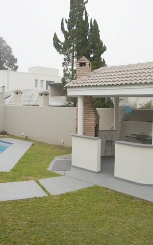 Casa de condomínio à venda com 406m², 3 quartos e 6 vagas Casa de condomínio à venda com 406m², 3 quartos e 6 vagasPiscina