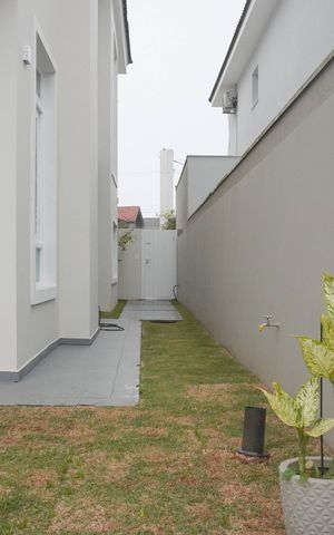 Casa de condomínio à venda com 406m², 3 quartos e 6 vagas Casa de condomínio à venda com 406m², 3 quartos e 6 vagasÁrea externa