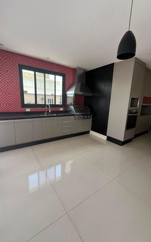 Casa de condomínio à venda com 295m², 4 quartos e 4 vagas Casa de condomínio à venda com 295m², 4 quartos e 4 vagasBanheiro