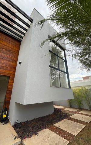 Casa de condomínio à venda com 295m², 4 quartos e 4 vagas Casa de condomínio à venda com 295m², 4 quartos e 4 vagasÁrea externa