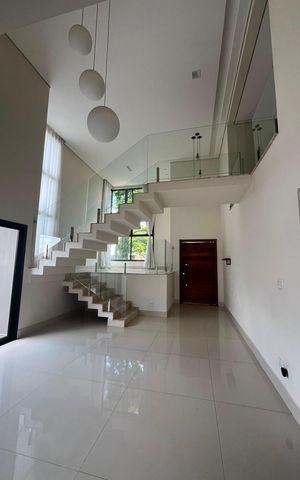 Casa de condomínio à venda com 295m², 4 quartos e 4 vagas Casa de condomínio à venda com 295m², 4 quartos e 4 vagasSala