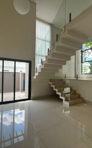 Casa de condomínio à venda com 295m², 4 quartos e 4 vagas Casa de condomínio à venda com 295m², 4 quartos e 4 vagasSala