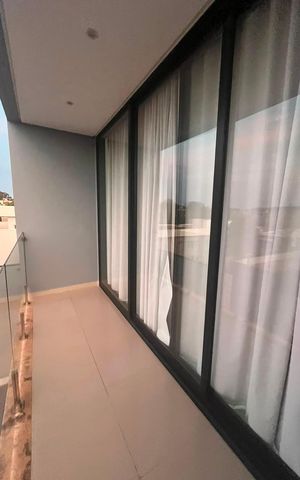 Casa de condomínio à venda com 295m², 4 quartos e 4 vagas Casa de condomínio à venda com 295m², 4 quartos e 4 vagasVaranda