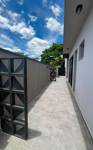 Casa de condomínio à venda com 295m², 4 quartos e 4 vagas Casa de condomínio à venda com 295m², 4 quartos e 4 vagasÁrea externa