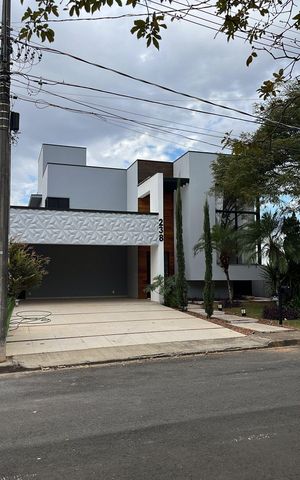Casa de condomínio à venda com 295m², 4 quartos e 4 vagas Casa de condomínio à venda com 295m², 4 quartos e 4 vagasFachada