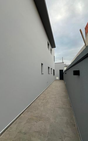 Casa de condomínio à venda com 295m², 4 quartos e 4 vagas Casa de condomínio à venda com 295m², 4 quartos e 4 vagasÁrea externa